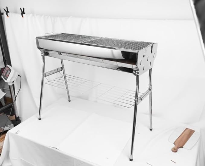 Portable Charcoal Grill, Foldable Stainless Steel Grill with Storage Shelf and non-slip feet - ideal for outdoor Kabob cooking, picnics and camping (lager)