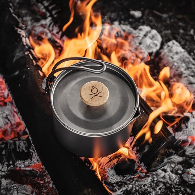 überleben Kessel Camp Kettle - Camping Cookware, Tea Kettle - 37fl oz Camping Pot for Boiling Water - Bushcraft Cooking Gear, Campfire Kettle w/Locking Lid & Steam Vents, Canvas Bag