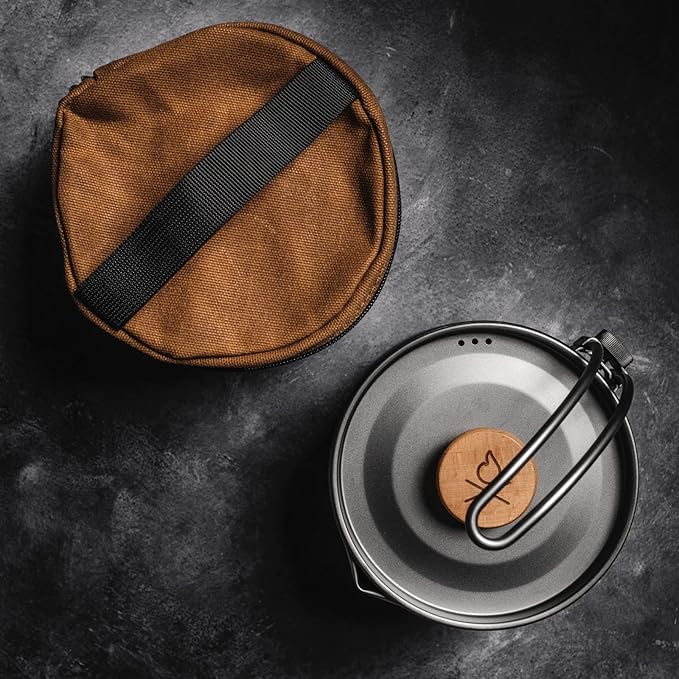 überleben Kessel Camp Kettle - Camping Cookware, Tea Kettle - 37fl oz Camping Pot for Boiling Water - Bushcraft Cooking Gear, Campfire Kettle w/Locking Lid & Steam Vents, Canvas Bag