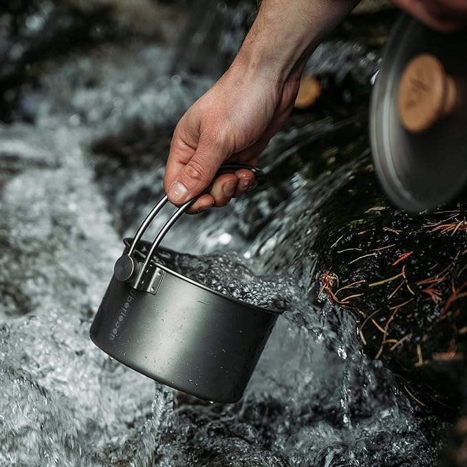 überleben Kessel Camp Kettle - Camping Cookware, Tea Kettle - 37fl oz Camping Pot for Boiling Water - Bushcraft Cooking Gear, Campfire Kettle w/Locking Lid & Steam Vents, Canvas Bag